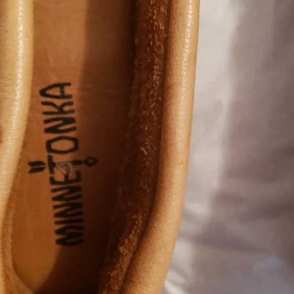 Minnetonka Maccocins Women's SZ 6.5 Tan - Picture 5 of 9